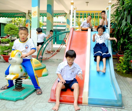 Handicapped children play during recess at the Binh Minh Special School. (Photo:SGGP)